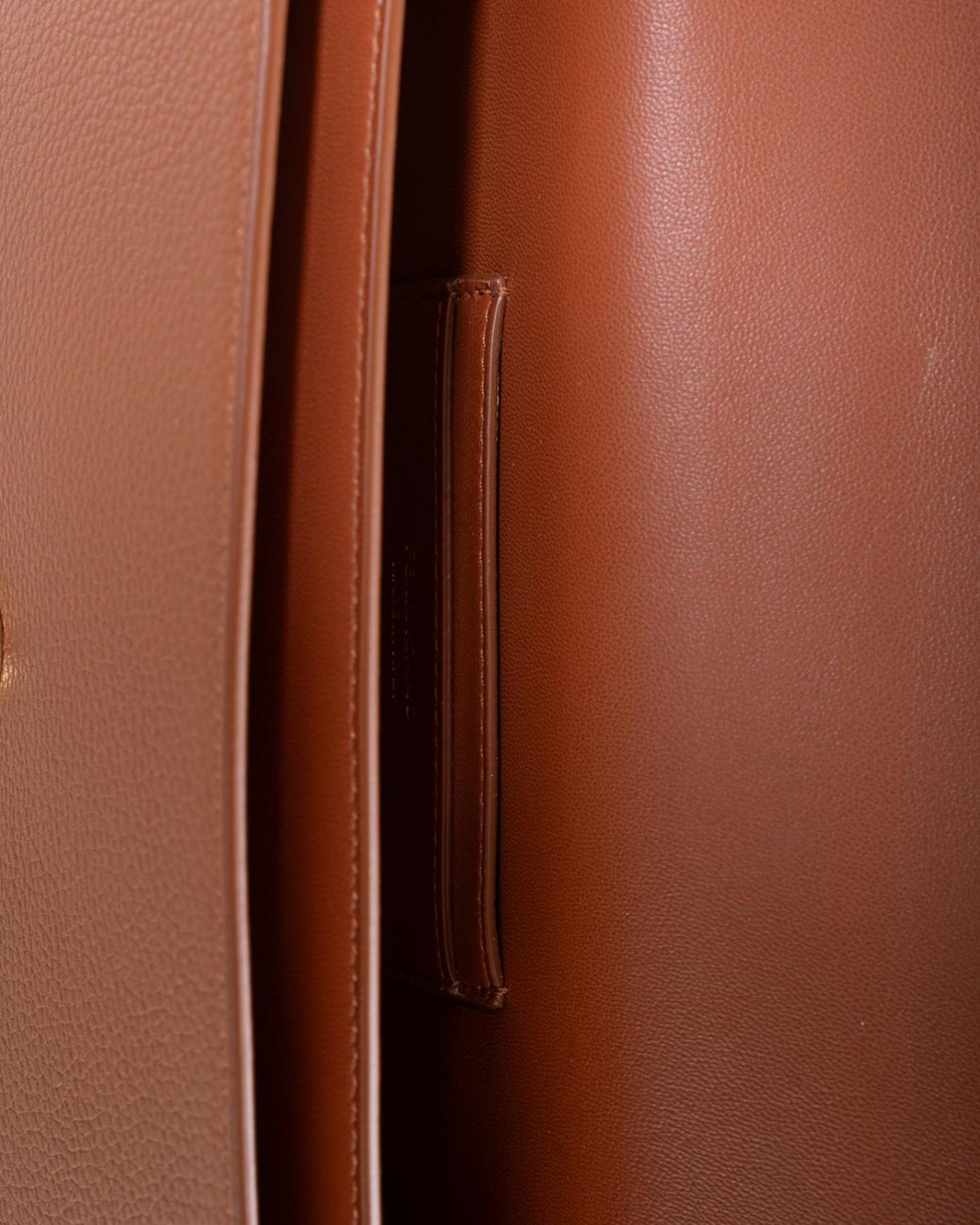 shop SALVATORE FERRAGAMO  Borsa: Salvatore Ferragamo borsa a tracolla East-West Double Gancini.
Patta frontale decorata dalla fibbia con doppio Gancini. 
Tasca frontale a soffietto e fessure interne per organizzare gli spazi. 
Da indossare a spalla o cross body grazie alla tracolla passante, regolabile e rimovibile.
A) Altezza 13.5 CM  B) Lunghezza 25.0 CM  C) Profondità 5.0 CM
Luce tracolla: 51 cm
Composizione:  100% Pelle.
Made In ITALY. 210A073-784613 number 273943